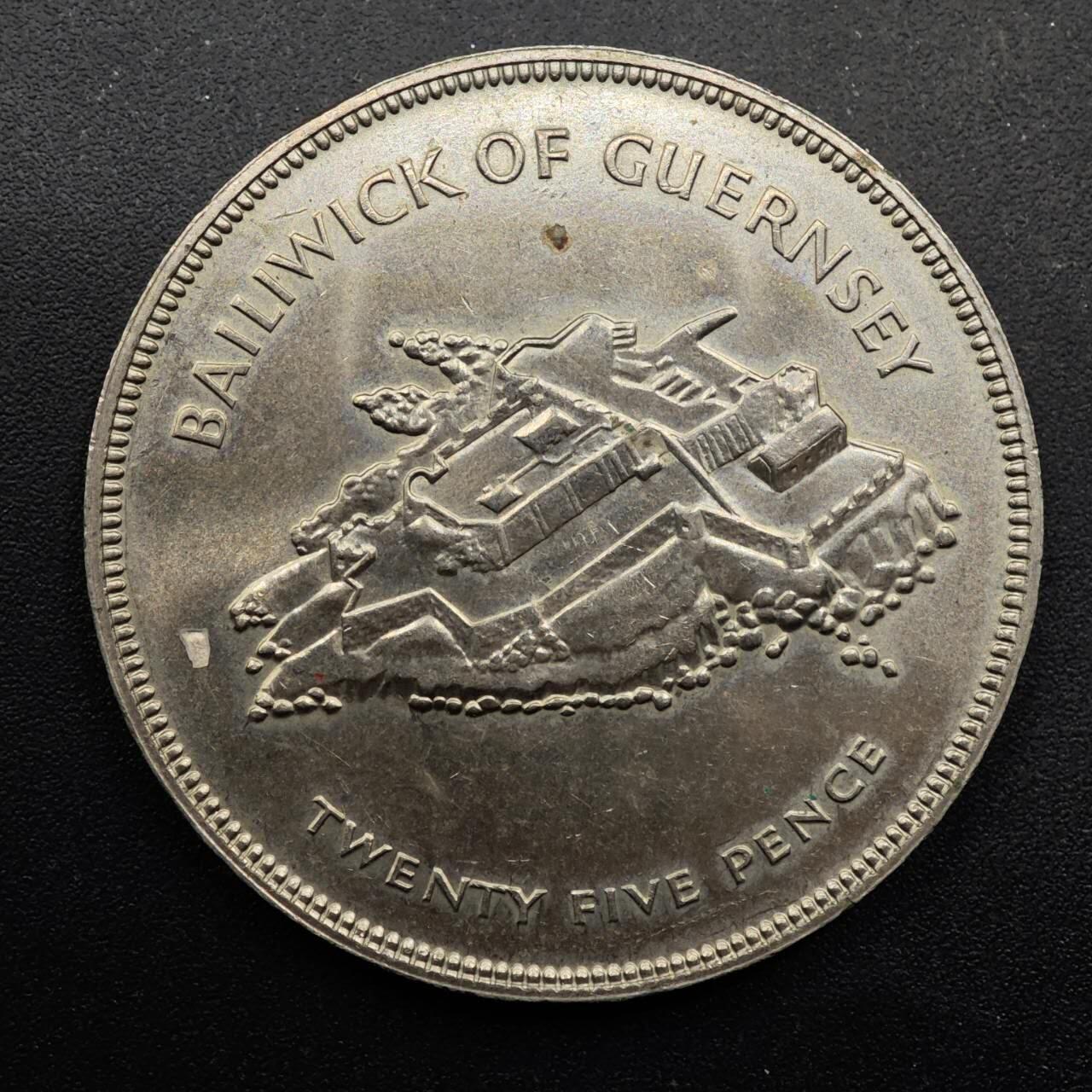  【淘币小摊】限时拍第八百七十拍   克朗币邮币封场    年前最后一场结束全部发出请更换最新收货地址不方便收货的请勿参拍或者顺丰到付 根西岛1977年女王登基银禧25便士纪念币