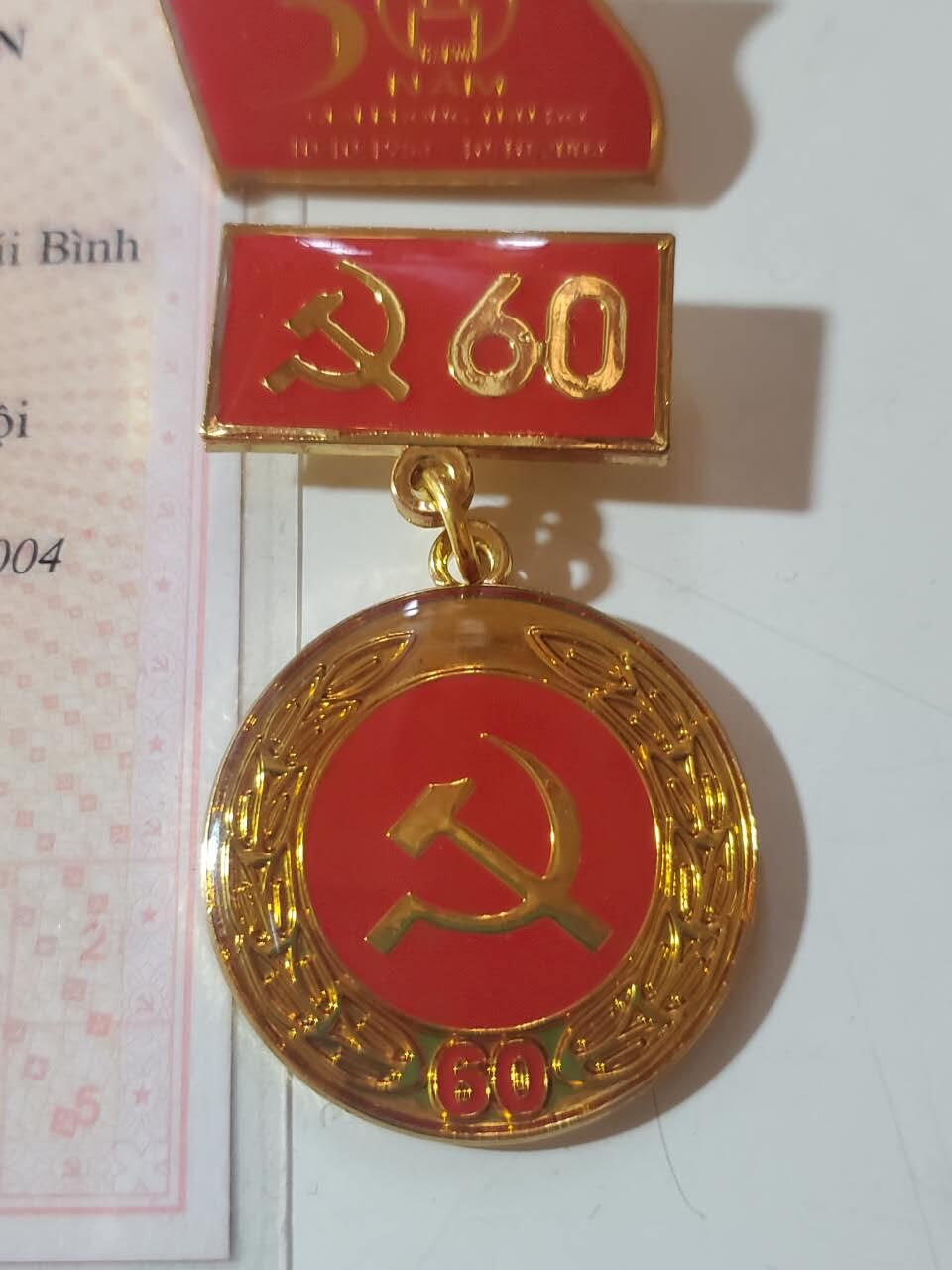 韵星假日军品类拍卖第40期 -- Rimey Holidays Militaria Auction 40 越南社会主义共和国河内首都地区老干部潘顺套章证-- 河内地区共产党代表大会证，河内建城五十年大会出席证章 光荣在党六十年奖章 一套好品