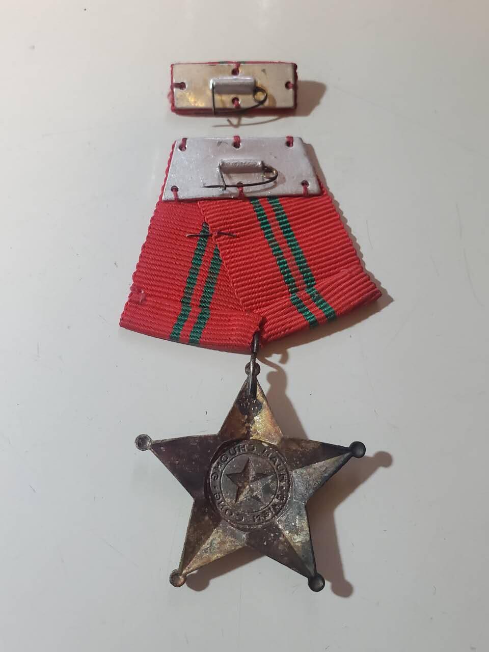 韵星假日军品类拍卖第40期 -- Rimey Holidays Militaria Auction 40 越南民主共和国（北越）三级战功勋章带略一套 早期白铜版本 非后期铝制作 需前线杀敌获得 