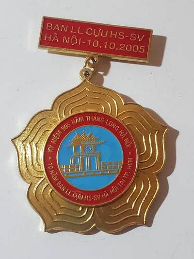 韵星假日军品类拍卖第40期 -- Rimey Holidays Militaria Auction 40 - 越南社会主义共和国河内建城995年奖章 颁发给2005年参与庆典的老公务员和干部 好品少见