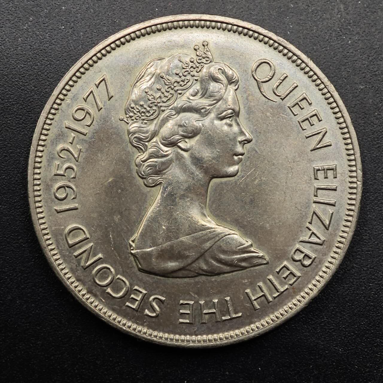  【淘币小摊】限时拍第八百七十拍   克朗币邮币封场    年前最后一场结束全部发出请更换最新收货地址不方便收货的请勿参拍或者顺丰到付 根西岛1977年女王登基银禧25便士纪念币