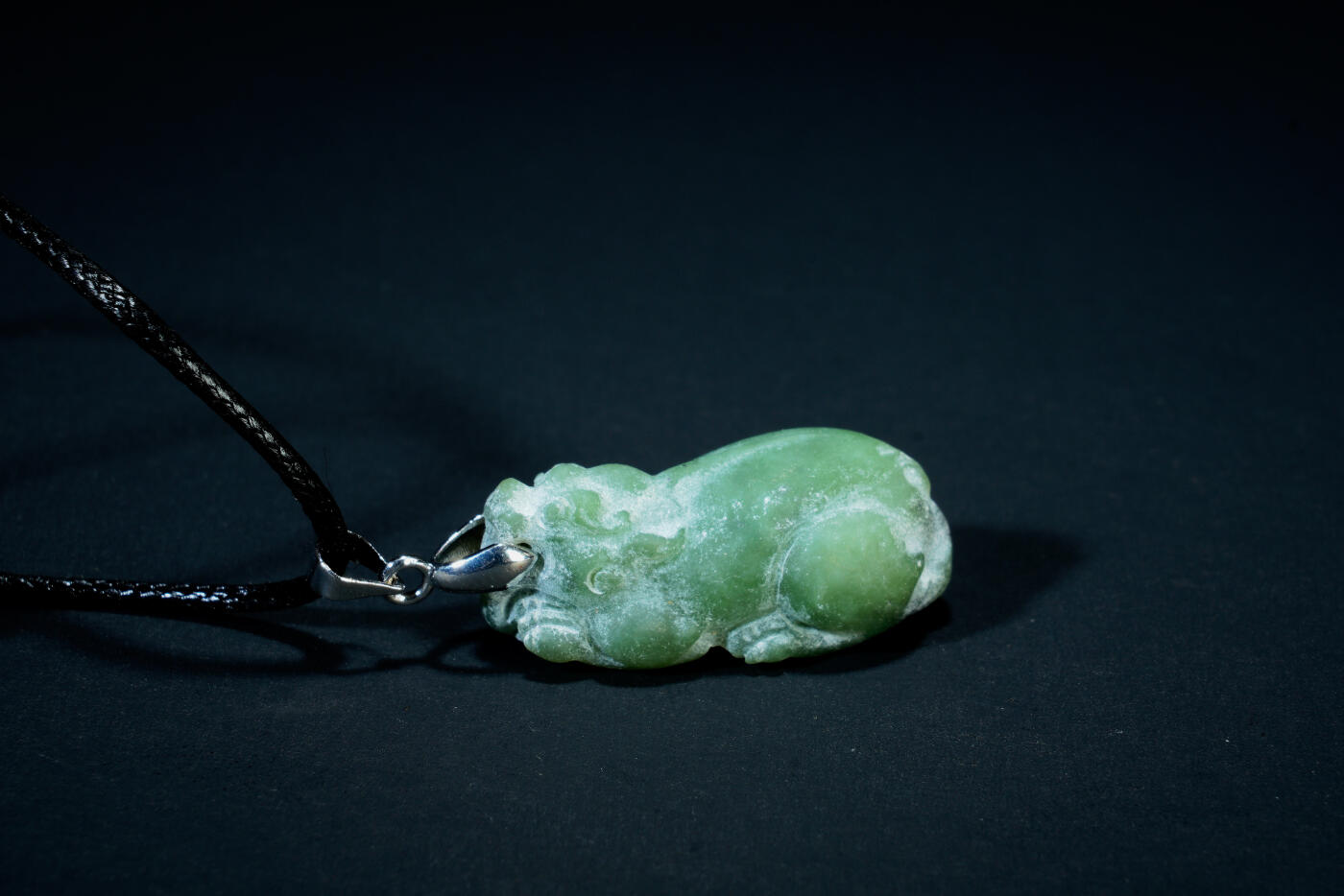 上海都达杂项专场二十六（全场包邮）  天然和田玉碧玉精雕《貔貅》挂件88-75