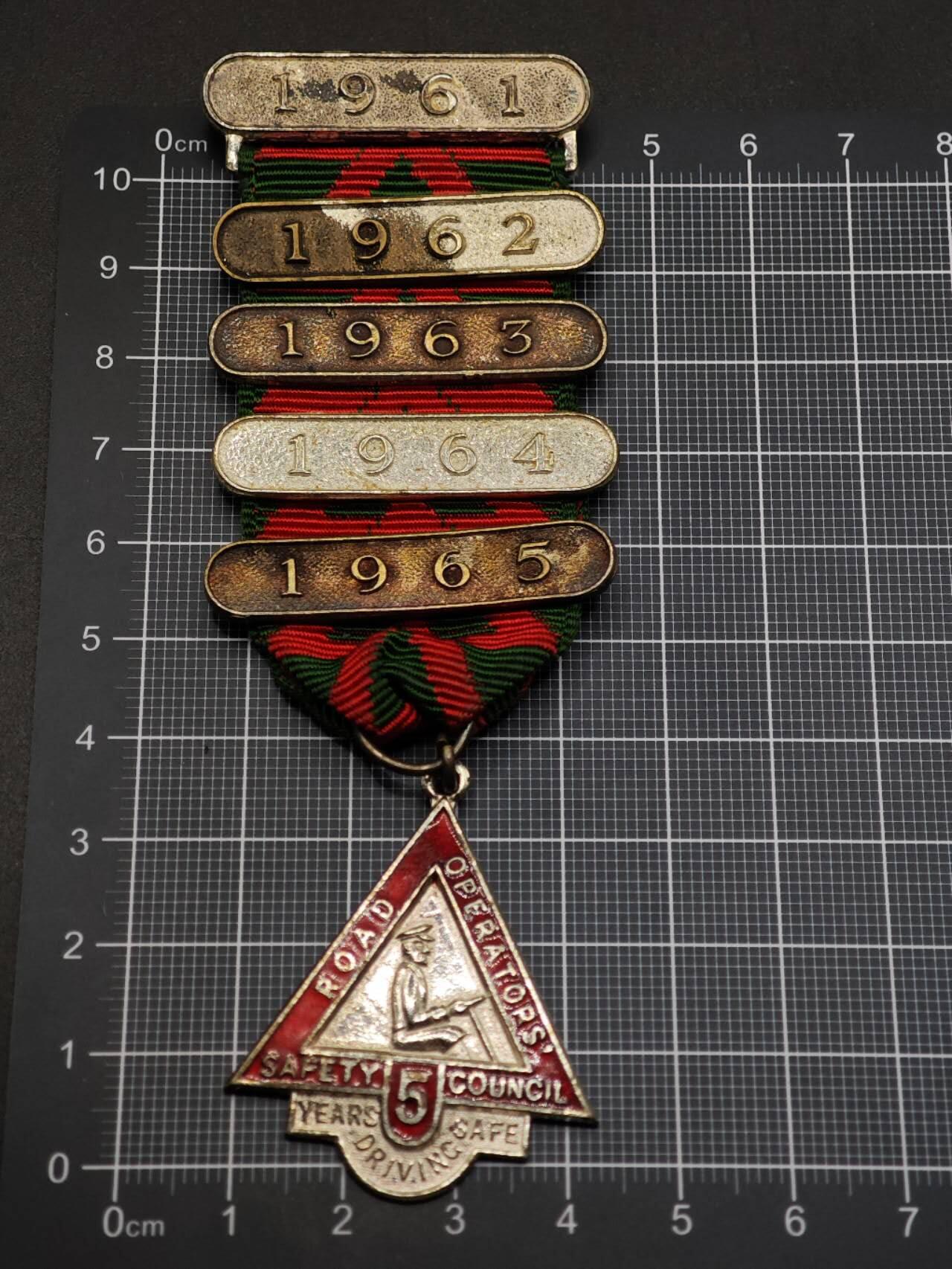  【淘币小摊】限时拍第八百六十八拍   章牌场   年前最后一周之前预留8号9号全部发出请更换最新收货地址不方便收货的请勿参拍或者顺丰到付  英国安全驾驶奖章