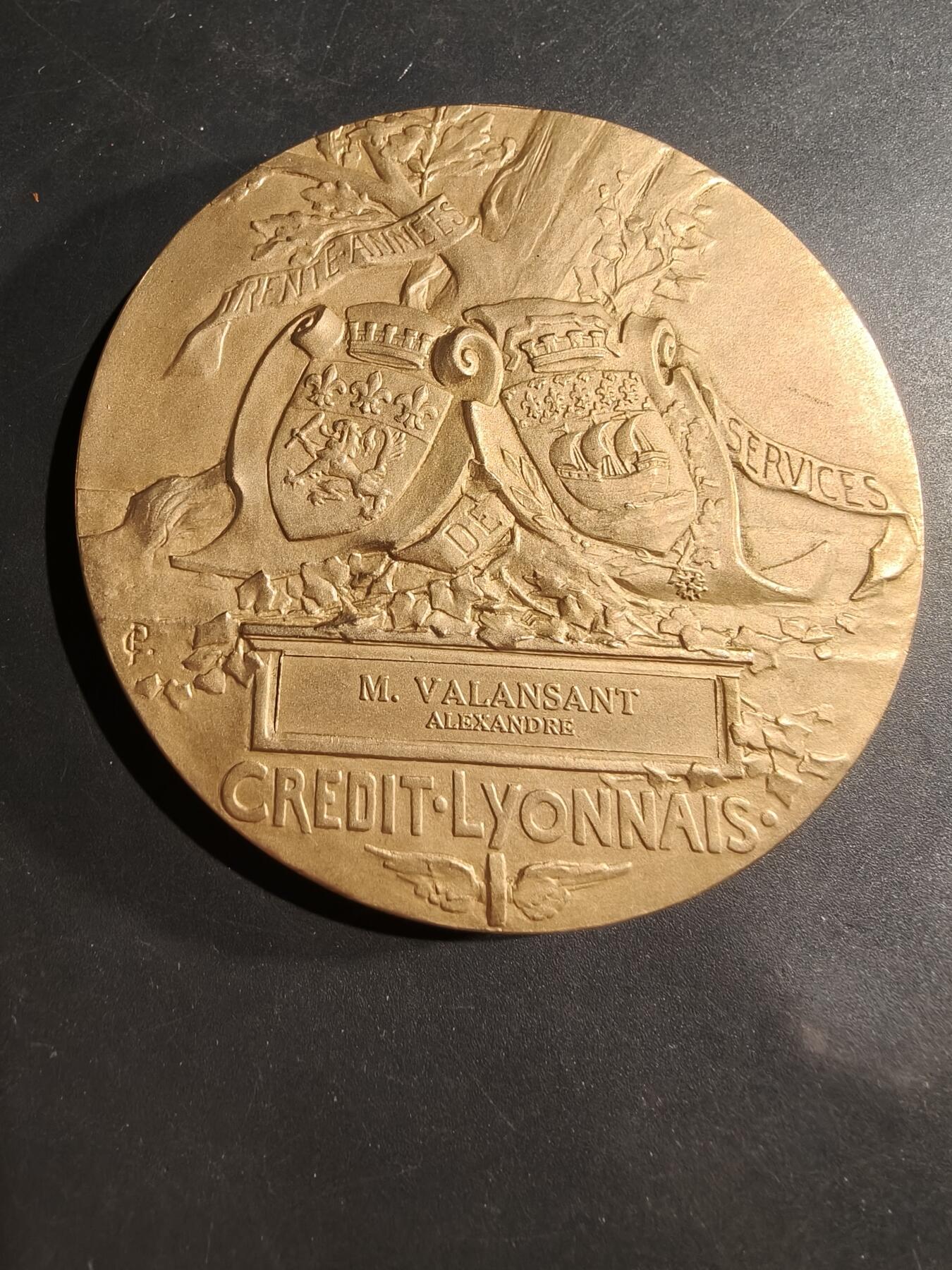 老王徽章第181期 法国里昂信贷银行镀金大铜章      原盒    大师皮列作品     直径80mm     重量245g