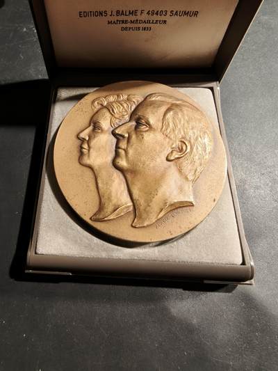 老王徽章第181期 - 比利时阿尔贝二世国王与宝拉王后结婚大铜章    带盒子     直径70mm      重量181.7g