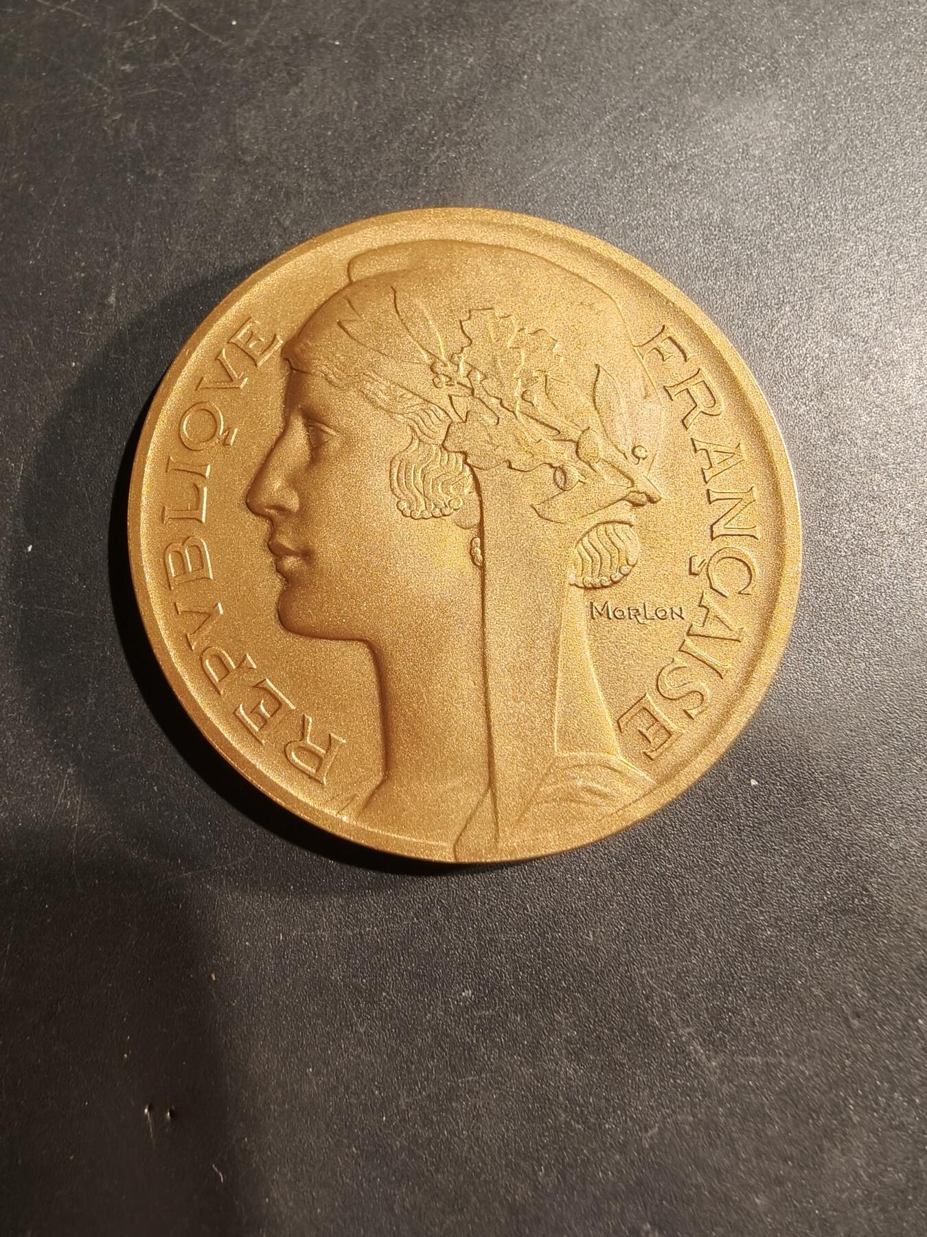 老王徽章第181期 法国体育教育委员会镀金大铜章     原盒     大师莫隆版     直径50mm    重量63.9g