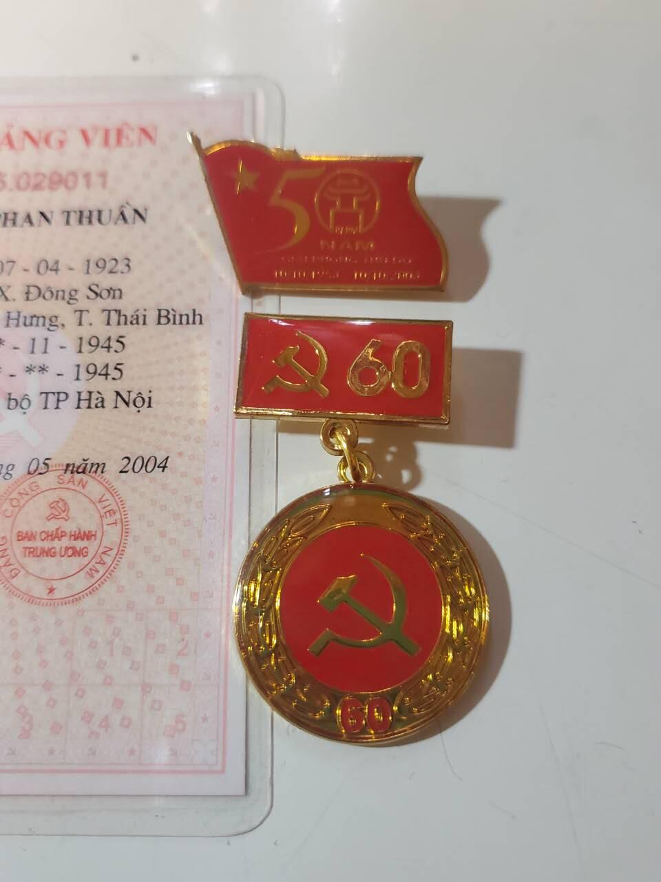 韵星假日军品类拍卖第40期 -- Rimey Holidays Militaria Auction 40 越南社会主义共和国河内首都地区老干部潘顺套章证-- 河内地区共产党代表大会证，河内建城五十年大会出席证章 光荣在党六十年奖章 一套好品