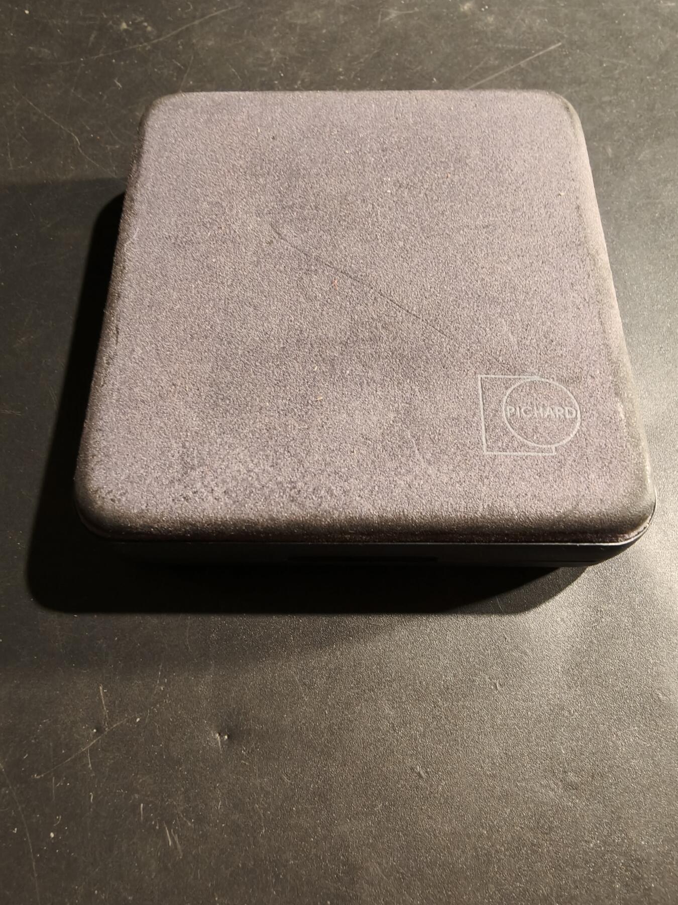 老王徽章第181期 法国贝利埃汽车公司大铜章     原盒     贝利埃是一家法国汽车制造商，成立于1899年，创始人贝利埃于1897年制造了第一辆汽车，该公司于1980年被雷诺公司收购       原盒     直径64mm     重量150.5g