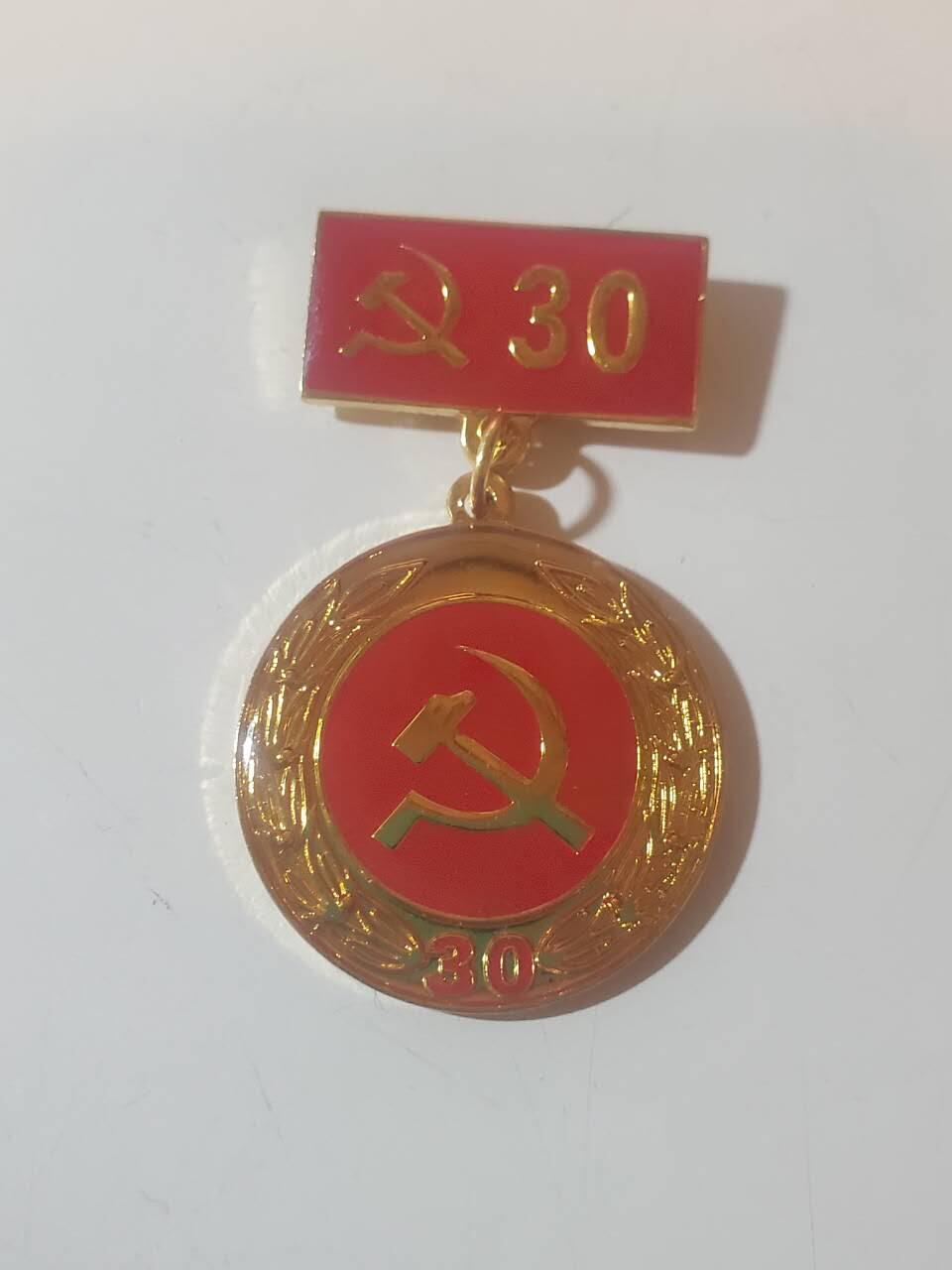 韵星假日军品类拍卖第40期 -- Rimey Holidays Militaria Auction 40 越南社会主义共和国光荣在党30年奖章 镀金完好 背打厂标