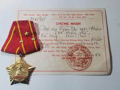 韵星假日军品类拍卖第40期 -- Rimey Holidays Militaria Auction 40 - 越南社会主义共和国一级抗战勋章带证书一套 越战事迹 好品镀金完好 证书少见