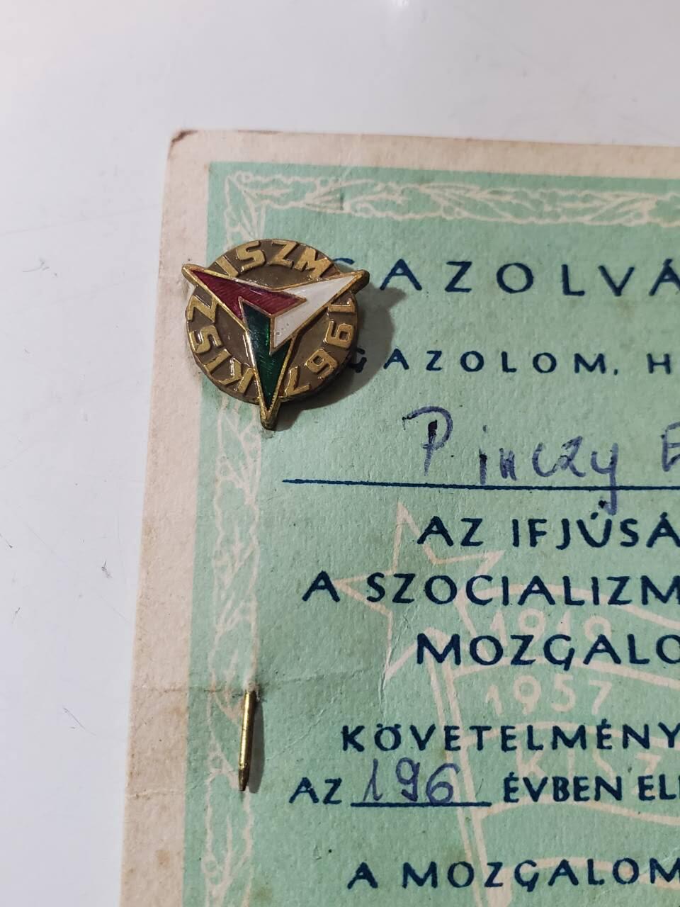 韵星假日军品类拍卖第40期 -- Rimey Holidays Militaria Auction 40 匈牙利人民共和国Pinczy Erzsebet社会主义工人党青年团青年运动优秀成员证章带证书一套 该版本章证都少见 好品 铜珐琅