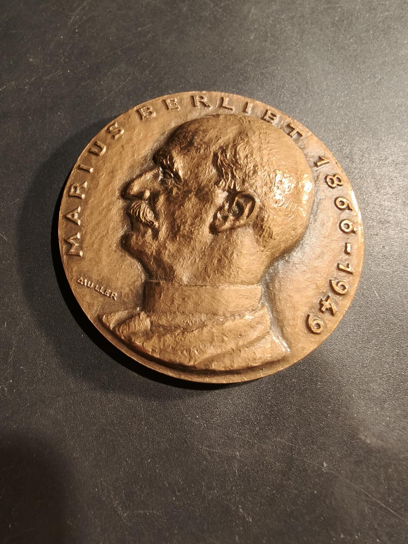 老王徽章第181期 法国贝利埃汽车公司大铜章     原盒     贝利埃是一家法国汽车制造商，成立于1899年，创始人贝利埃于1897年制造了第一辆汽车，该公司于1980年被雷诺公司收购       原盒     直径64mm     重量150.5g