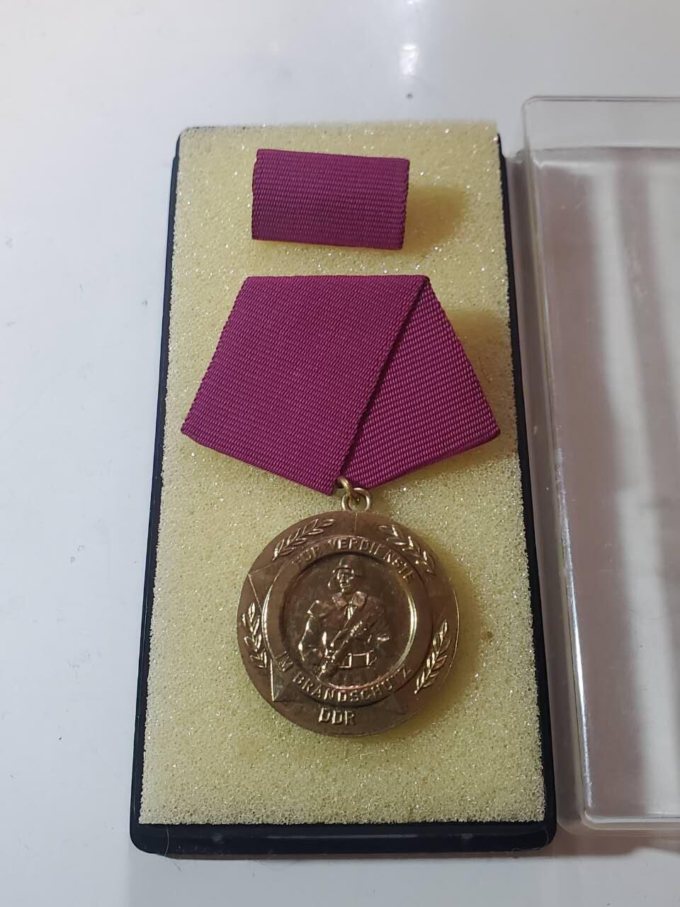 韵星假日军品类拍卖第40期 -- Rimey Holidays Militaria Auction 40 民主德国消防功绩奖章带原盒略一套 高级奖章少见 铜镀金 颁发给资深消防员或者领导层且对消防事业有积极贡献