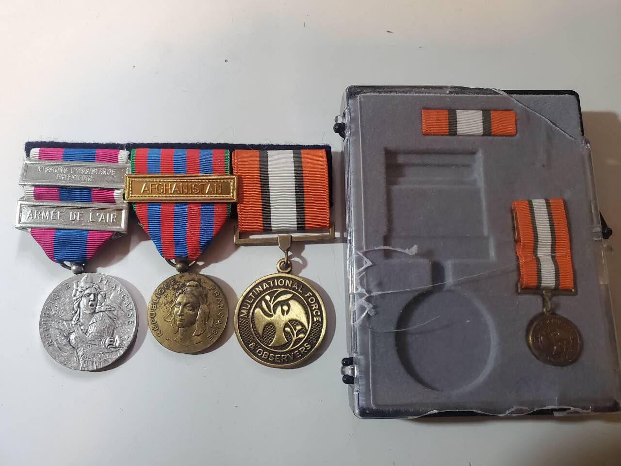 韵星假日军品类拍卖第40期 -- Rimey Holidays Militaria Auction 40 法兰西第五共和国驻外联排 第三枚章为多国联合观察员部队奖章，为监督著名的以色列埃及赎罪日战争停火。后两枚为国家防御奖章带两枚勋条，法国国家纪念奖章（正规奖章，颁发给海外行动人士），带有阿富汗条。  原主先履行国际人物，监督以埃停火，后驻军阿富汗，长期作为在外军队。多国联合部队奖章颁发的时候带有原盒略和mini，被组为联排，但其余保存完好