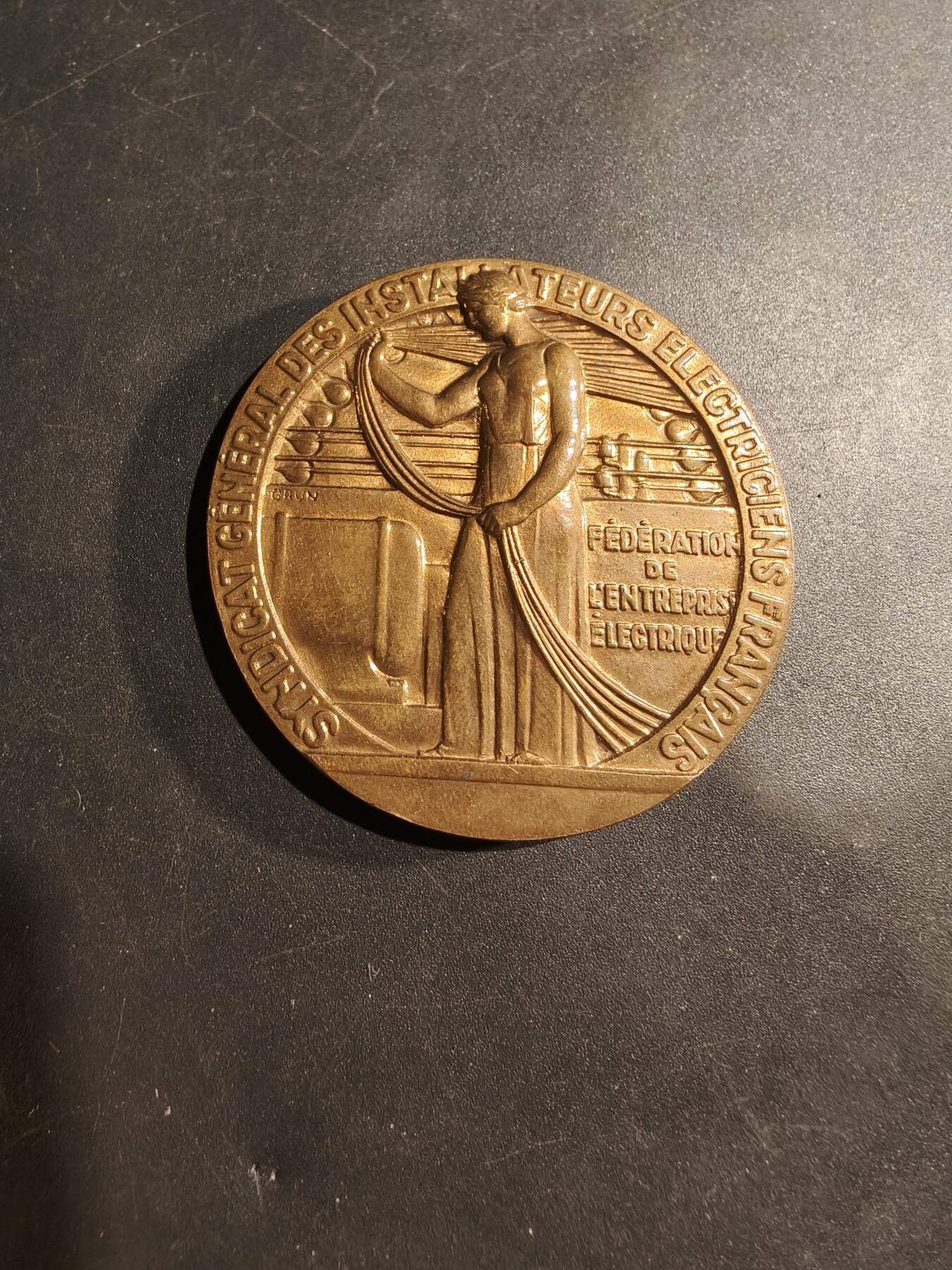 老王徽章第181期 法国电气安装工会大铜章    原盒     直径50mm     重量56.6g