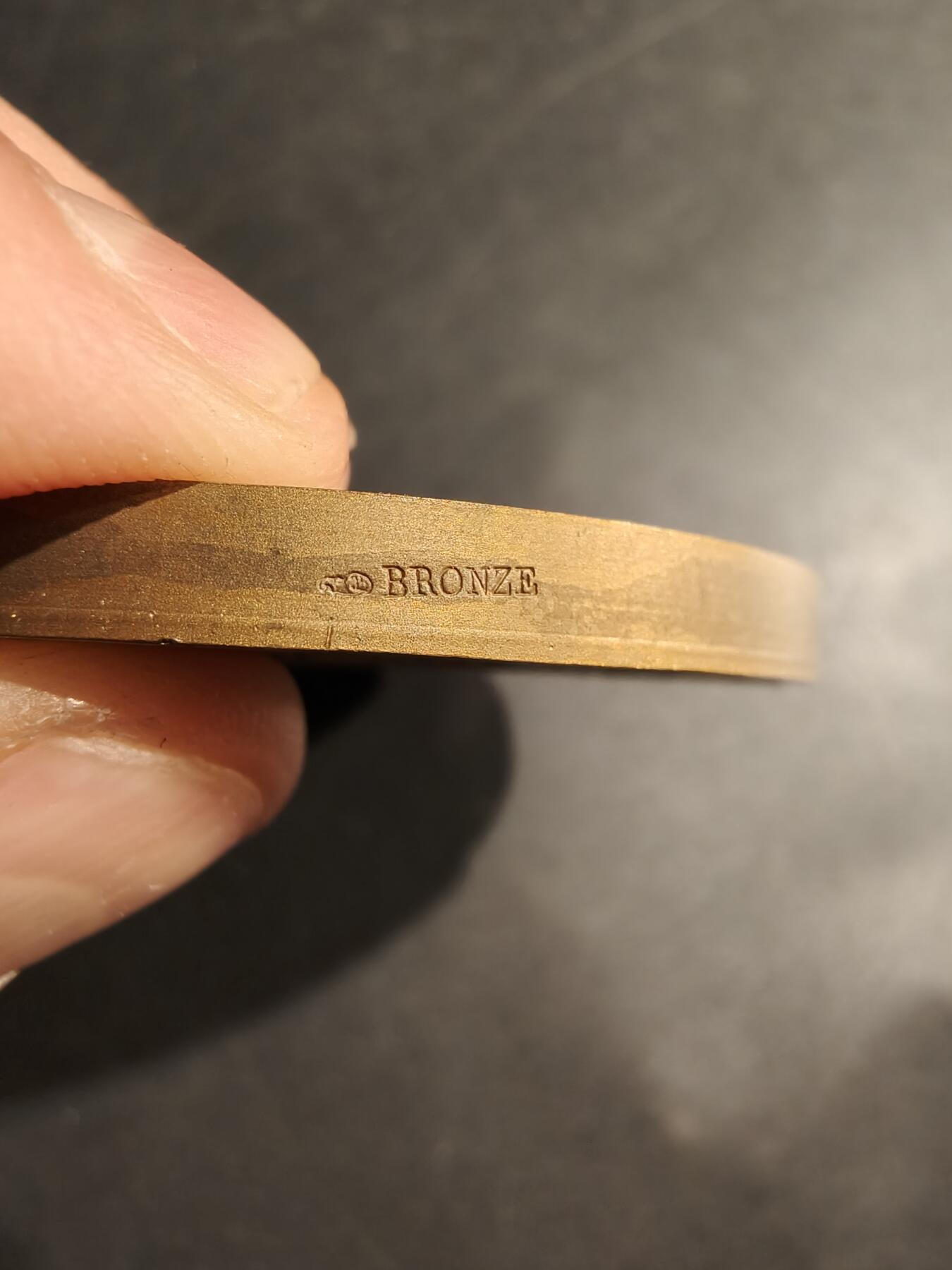 老王徽章第181期 1955年法国通用电气建设联盟大铜章     原盒     直径66mm    重量164.6g