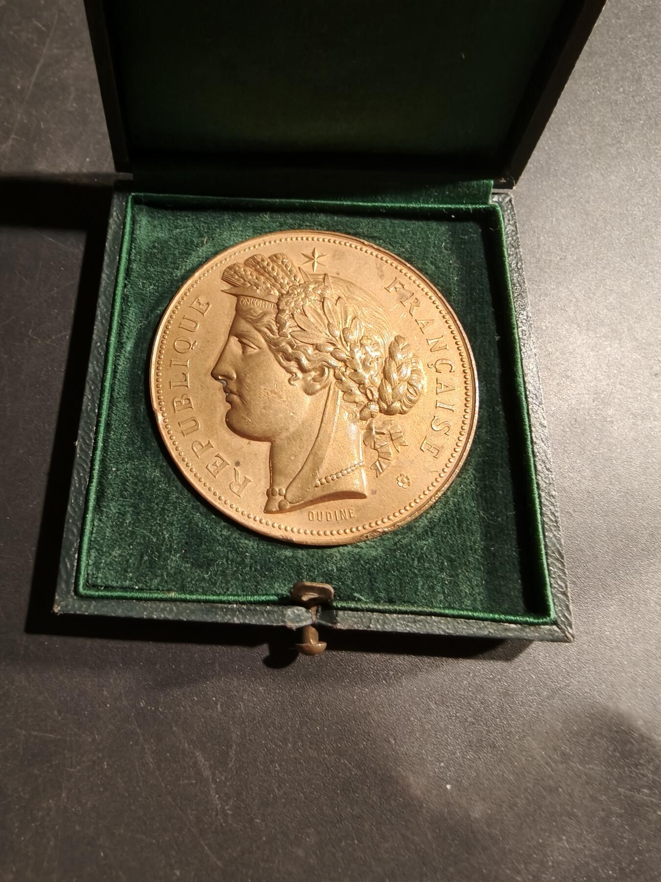 老王徽章第181期 法国战争部射击竞赛大铜章     原盒     Oudine版本      直径50mm      重量57.7g