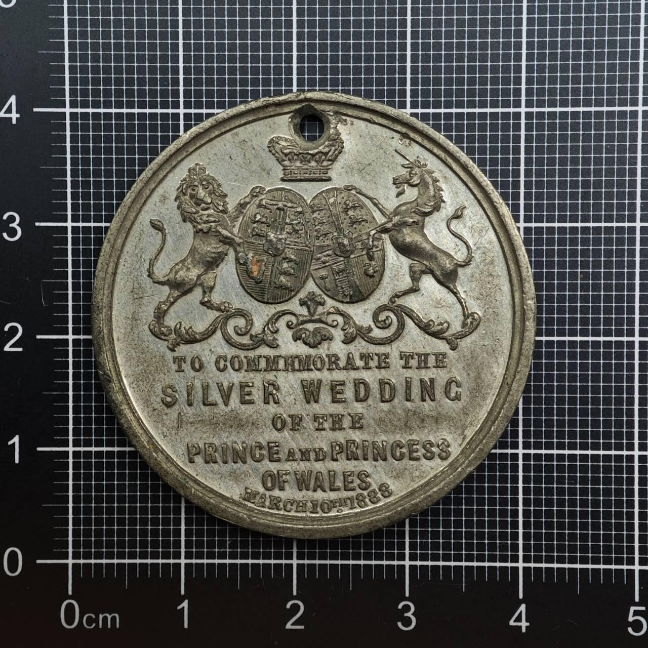  【淘币小摊】限时拍第八百六十八拍   章牌场   年前最后一周之前预留8号9号全部发出请更换最新收货地址不方便收货的请勿参拍或者顺丰到付  英国威尔士王子银婚纪念章