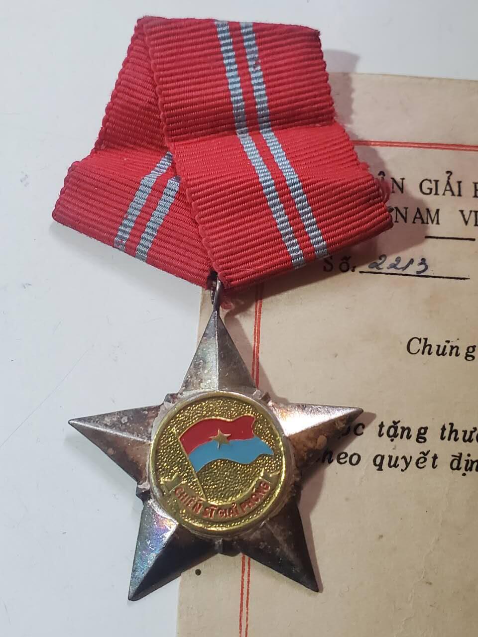 韵星假日军品类拍卖第40期 -- Rimey Holidays Militaria Auction 40 越南南方共和国（越共）越战战时二级解放战时勋章带证一套 早期白铜镀银版本 非后期铝制作 很厚重