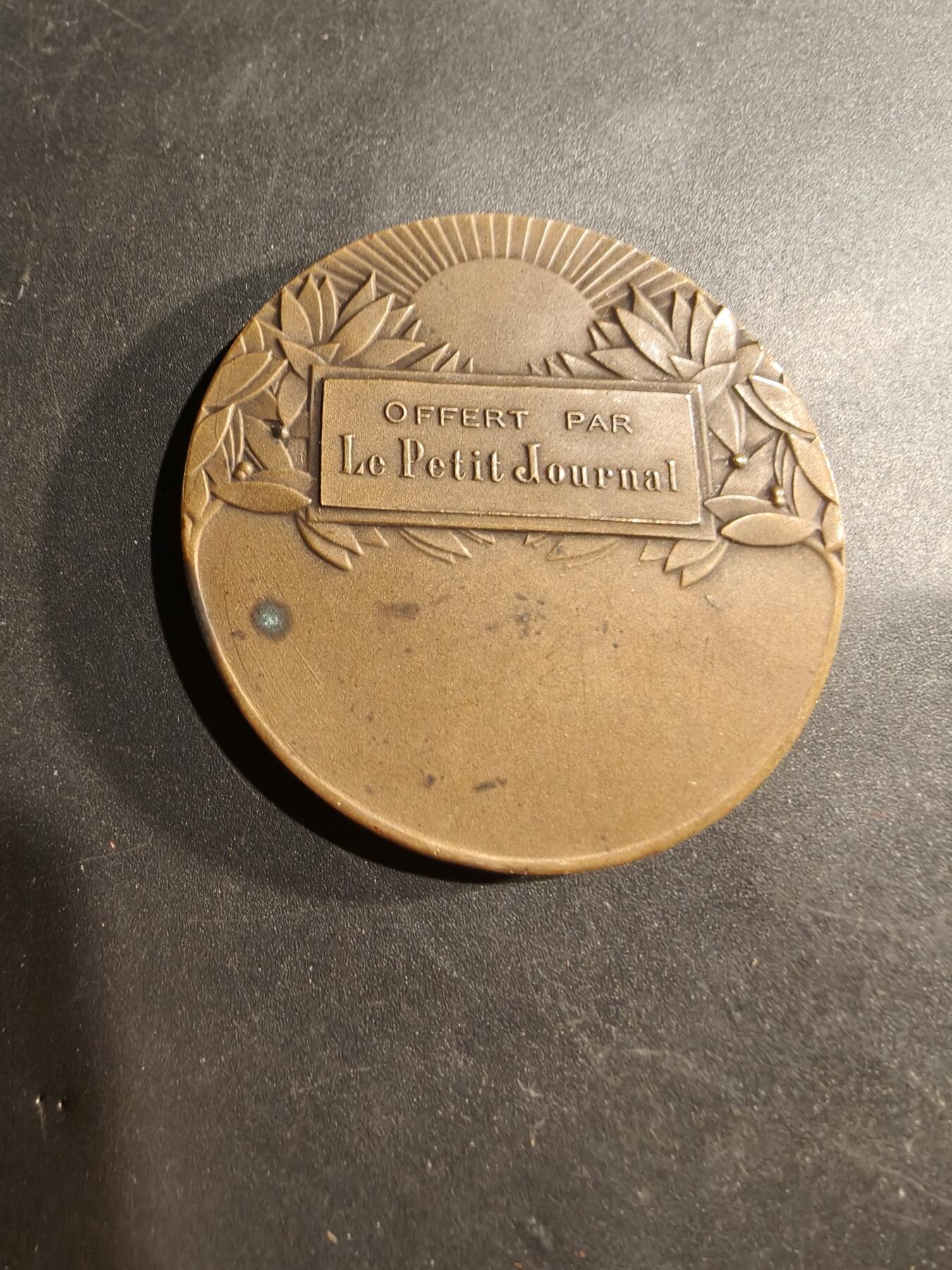 老王徽章第181期 法国《小日报》赠大铜章    大师Fraise作品     原盒，盒子卡扣卡不紧       直径50mm       重量56.5g