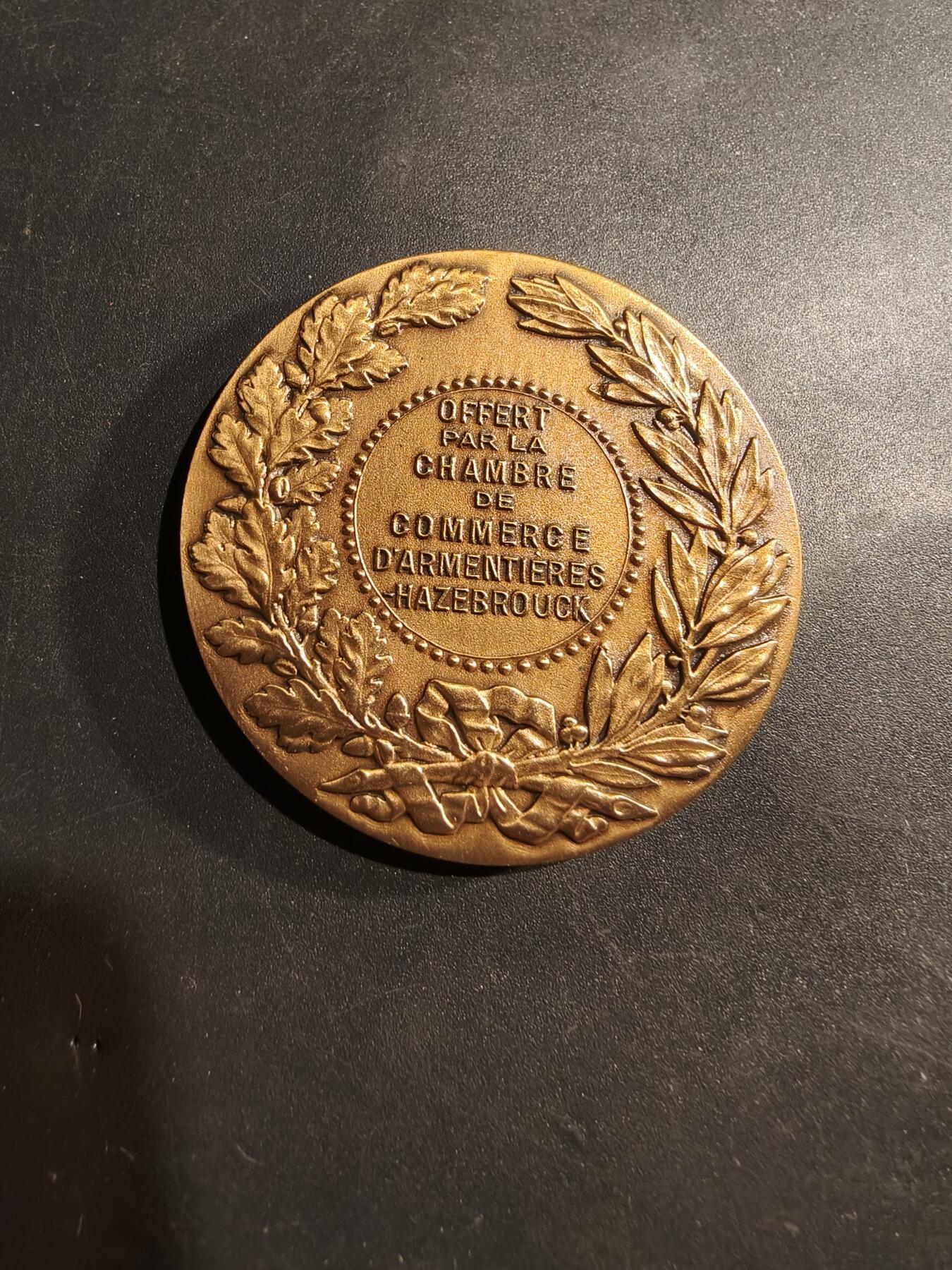 老王徽章第181期 法国阿尔芒蒂耶尔-阿泽布鲁克商会大铜章     原盒      直径45mm     重量37.2g
