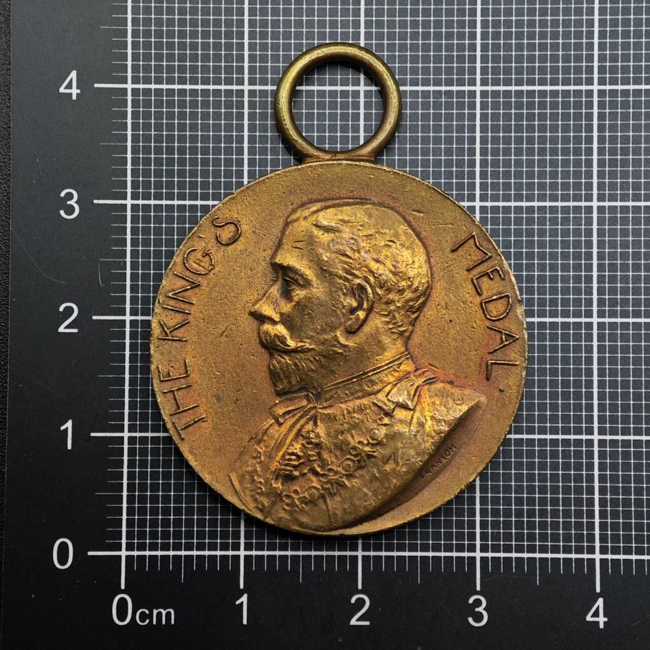  【淘币小摊】限时拍第八百六十八拍   章牌场   年前最后一周之前预留8号9号全部发出请更换最新收货地址不方便收货的请勿参拍或者顺丰到付  英国出勤优异奖章