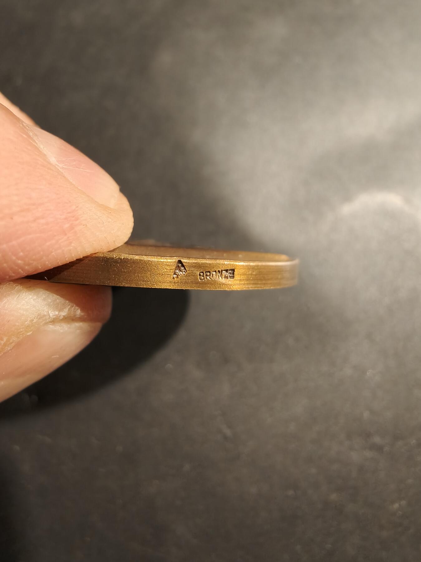 老王徽章第181期 法国阿尔芒蒂耶尔-阿泽布鲁克商会大铜章     原盒      直径45mm     重量37.2g