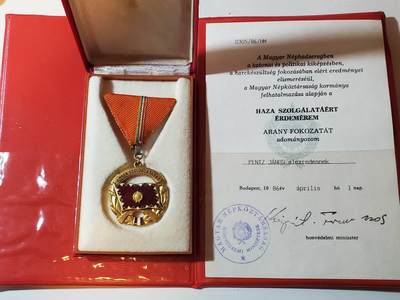 韵星假日军品类拍卖第40期 -- Rimey Holidays Militaria Auction 40 - 匈牙利人民共和国Pentz Janos金级为祖国服务奖章带大证书带盒一套 镀金和珐琅都完好 盒子未损