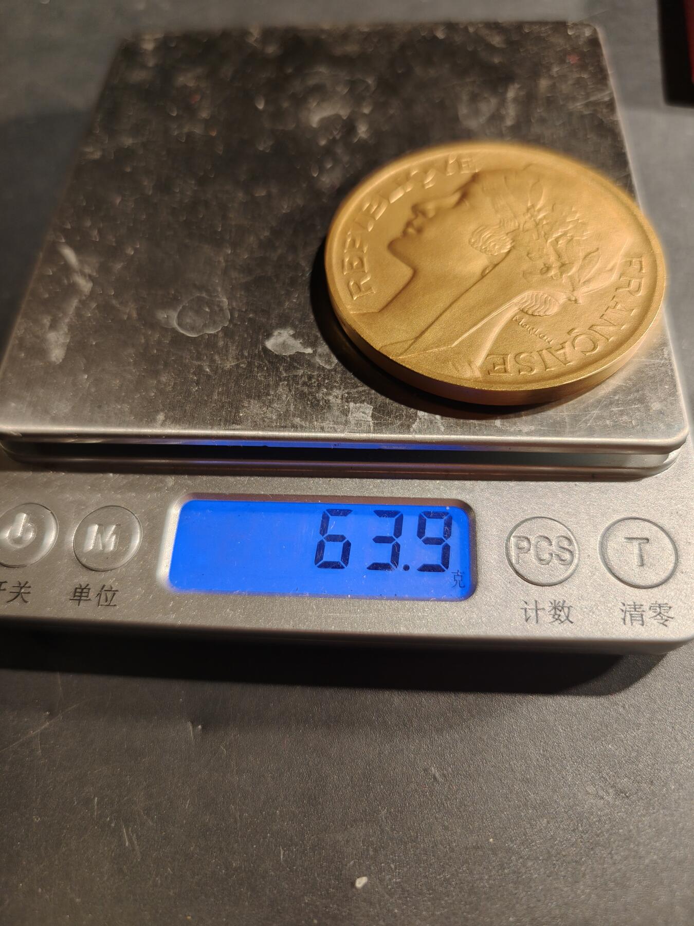 老王徽章第181期 法国体育教育委员会镀金大铜章     原盒     大师莫隆版     直径50mm    重量63.9g