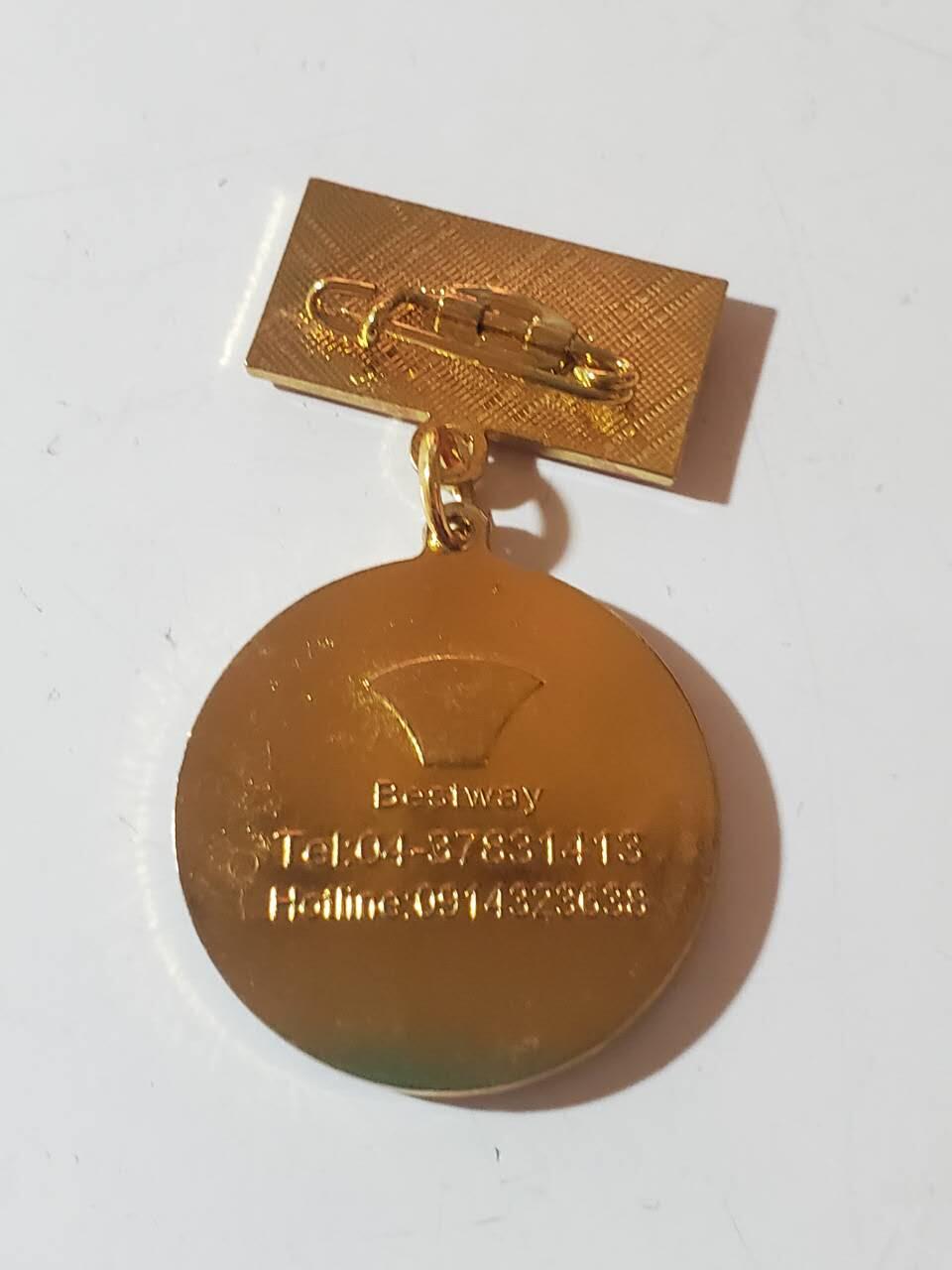 韵星假日军品类拍卖第40期 -- Rimey Holidays Militaria Auction 40    越南社会主义共和国光荣在党60年奖章 镀金完好 背打厂标 bw厂