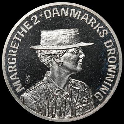 修遠堂世界钱币第104期 -  1990年丹麦女王玛格丽特二世的50岁生日200克朗精制纪念银币，31.10g，克书上标注80%银，外网部分标注999银