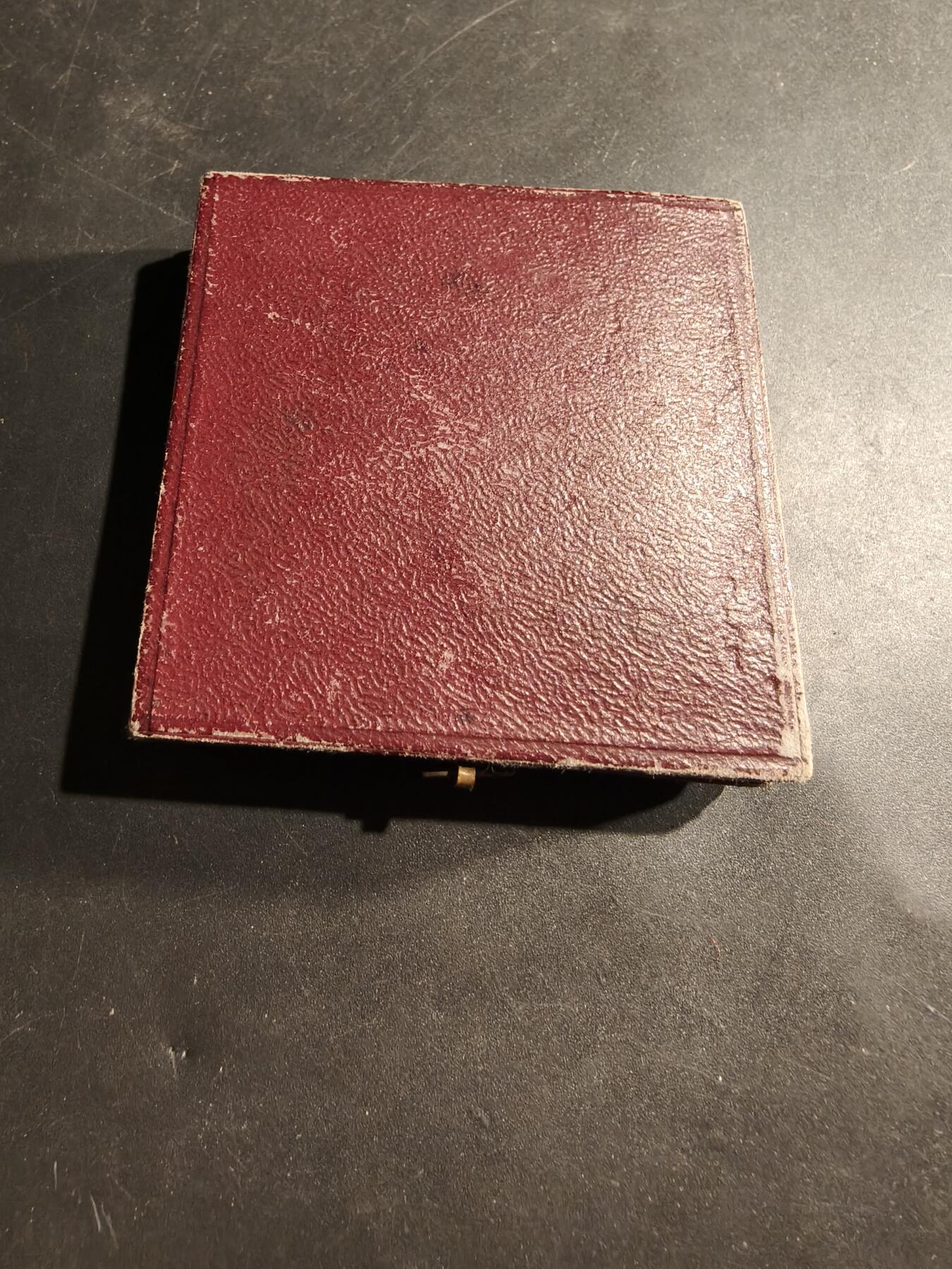 老王徽章第181期 法国电气安装工会大铜章    原盒     直径50mm     重量56.6g