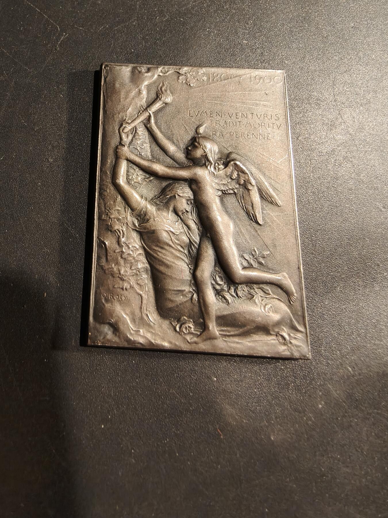 老王徽章第181期 法国1900巴黎世博会镀银方形大铜章    大师罗蒂作品     尺寸36×51mm      重量39.4g