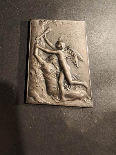 老王徽章第181期 - 法国1900巴黎世博会镀银方形大铜章    大师罗蒂作品     尺寸36×51mm      重量39.4g