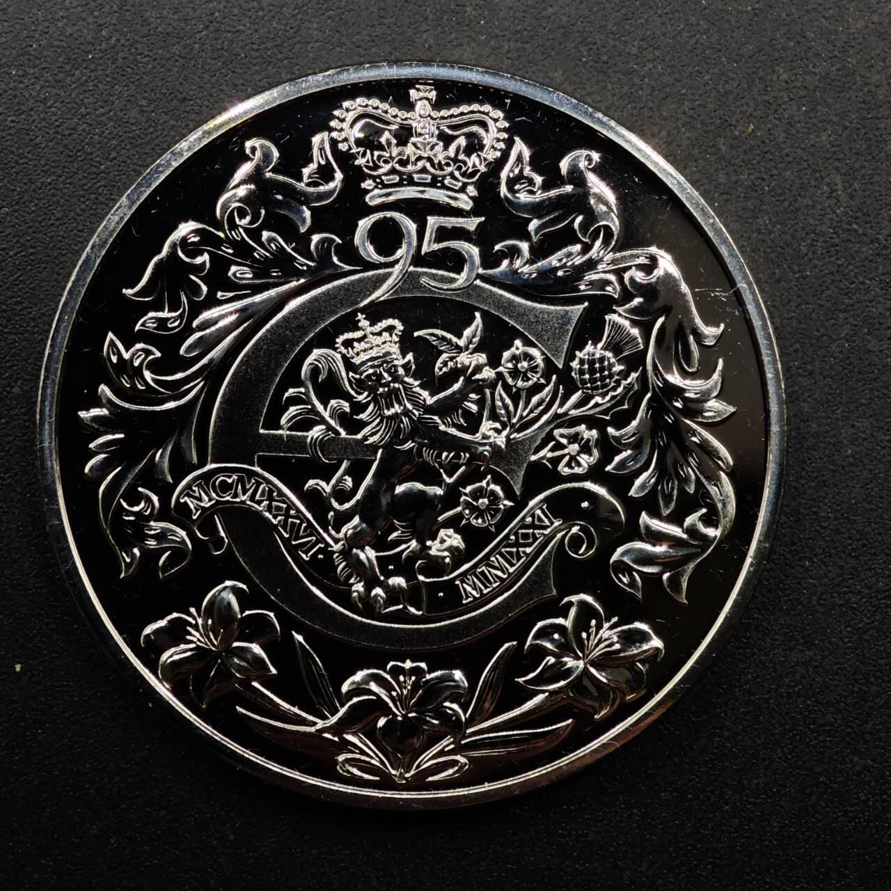  【淘币小摊】限时拍第八百七十拍   克朗币邮币封场    年前最后一场结束全部发出请更换最新收货地址不方便收货的请勿参拍或者顺丰到付 泽西岛2021年女王95周岁5镑纪念币