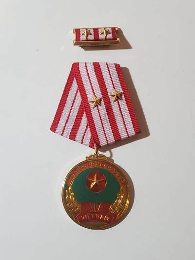 韵星假日军品类拍卖第40期 -- Rimey Holidays Militaria Auction 40 - 越南社会主义共和国二级独立勋章 排名序列第三仅次于金星和胡志明 颁发给高级官员或者军官 对越南发展突出贡献的人士 铜镀金 带厂标好品