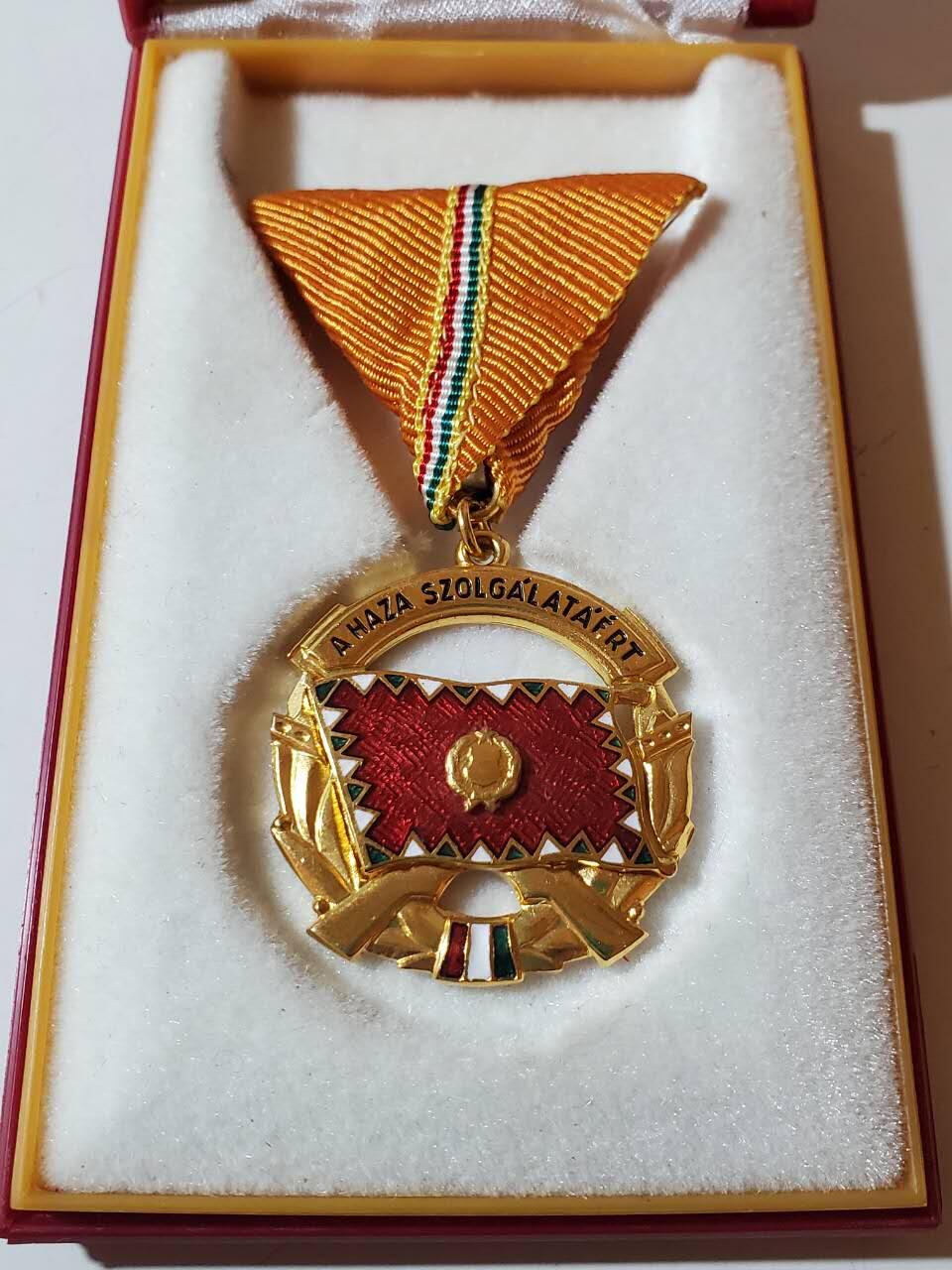 韵星假日军品类拍卖第40期 -- Rimey Holidays Militaria Auction 40 匈牙利人民共和国Pentz Janos金级为祖国服务奖章带证书带盒一套 镀金和珐琅都完好