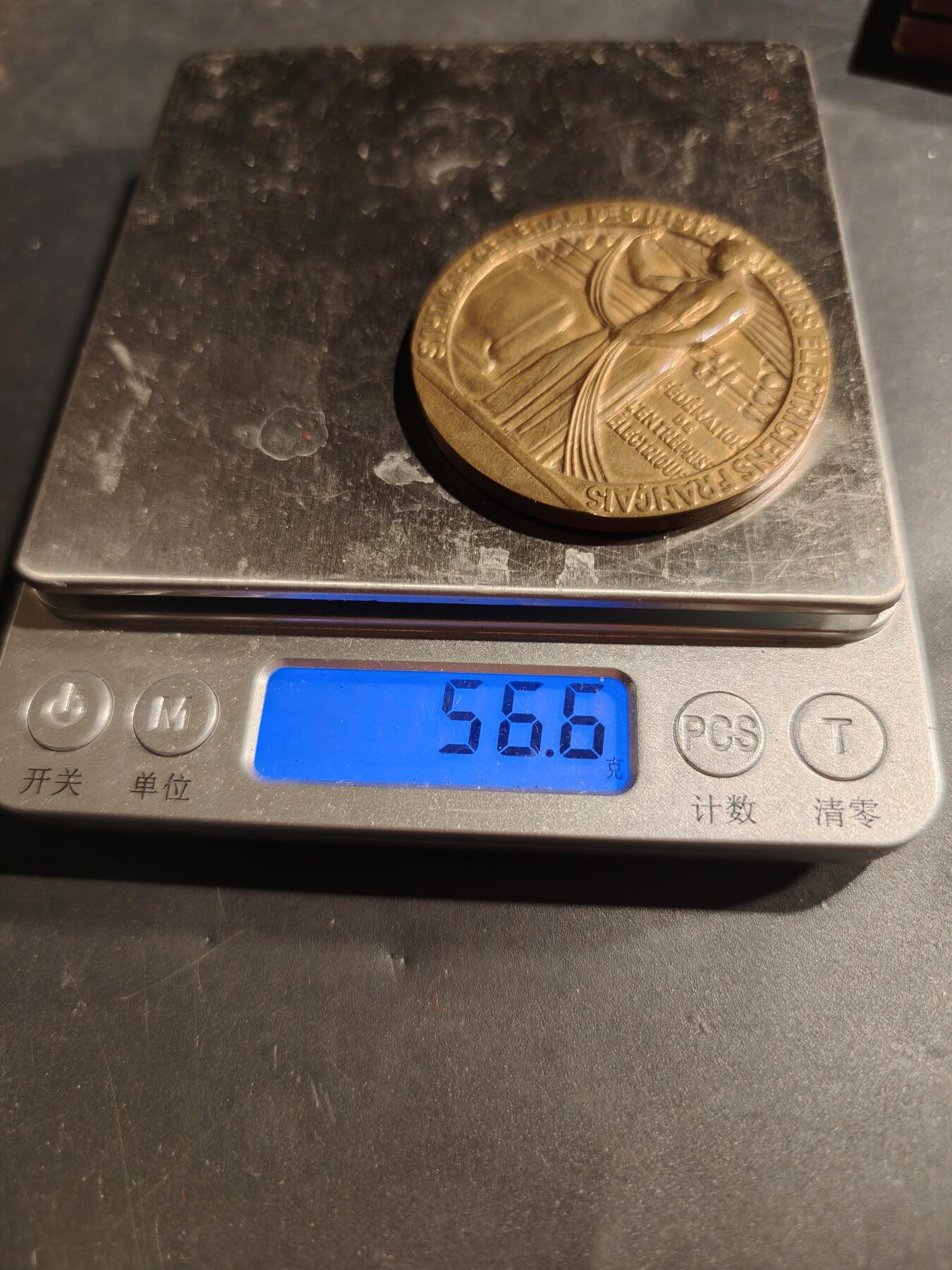 老王徽章第181期 法国电气安装工会大铜章    原盒     直径50mm     重量56.6g