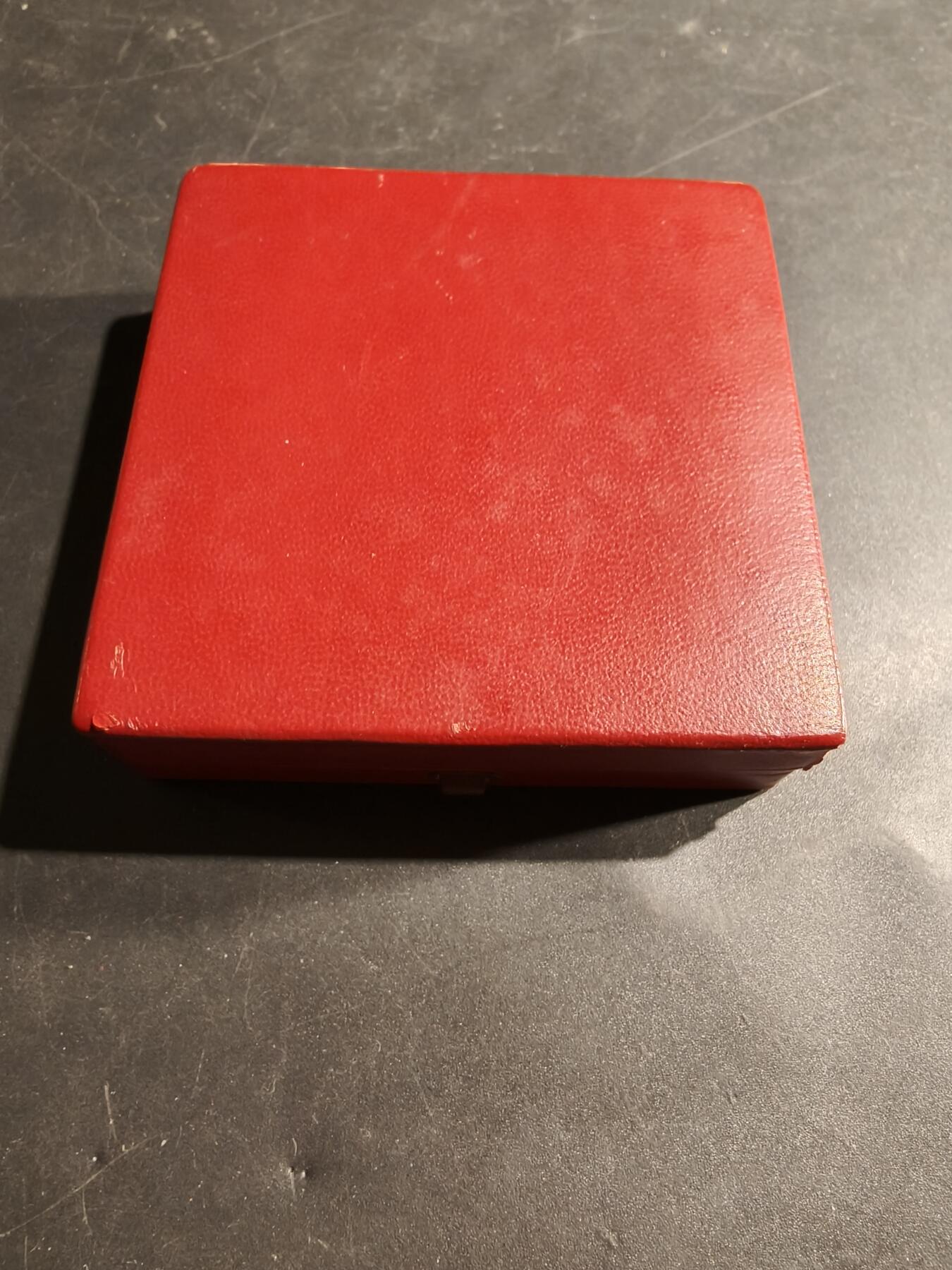 老王徽章第181期 法国二战解放鲁昂市30周年大铜章    原盒    直径45mm    重量40g