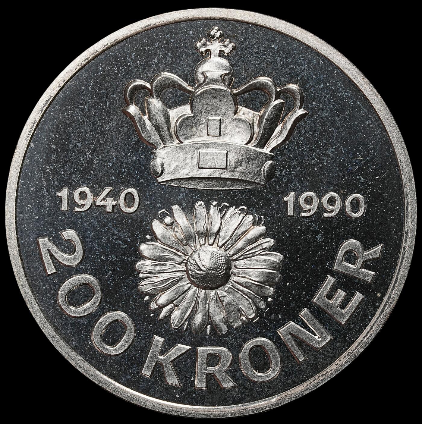 修遠堂世界钱币第104期  1990年丹麦女王玛格丽特二世的50岁生日200克朗精制纪念银币，31.10g，克书上标注80%银，外网部分标注999银