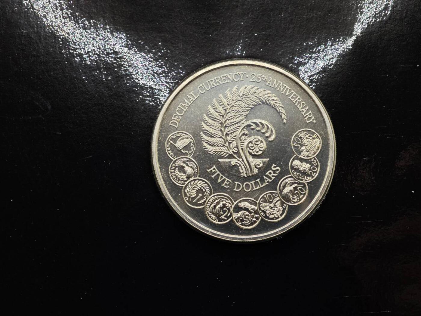  【淘币小摊】限时拍第八百七十拍   克朗币邮币封场    年前最后一场结束全部发出请更换最新收货地址不方便收货的请勿参拍或者顺丰到付 新西兰1992年货币25周年5元纪念币卡册