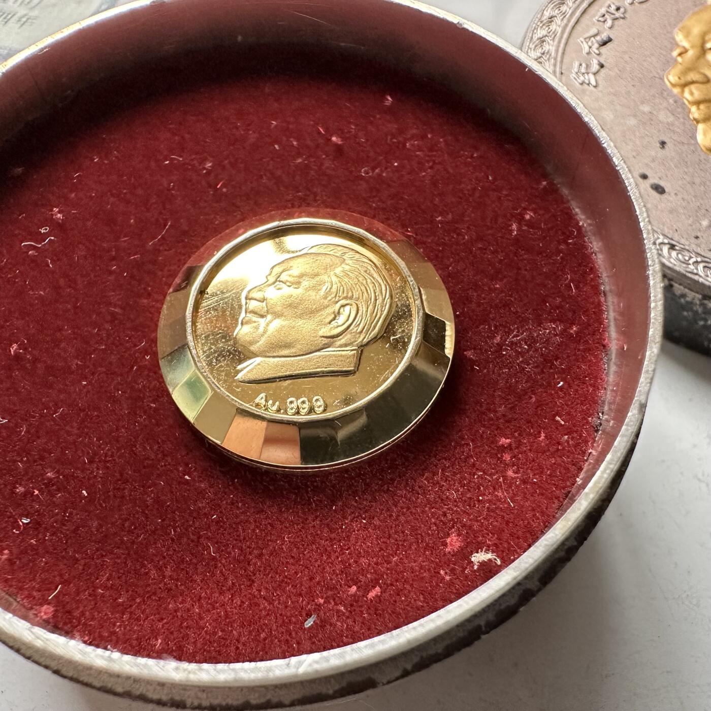 🌹外币初藏🌹🐯2026年第18场 快递将在12号停运 年前需发货的抓紧 ，年后正月十五恢复发货 2004年邓小平百年纯金胸章 0.3克999金