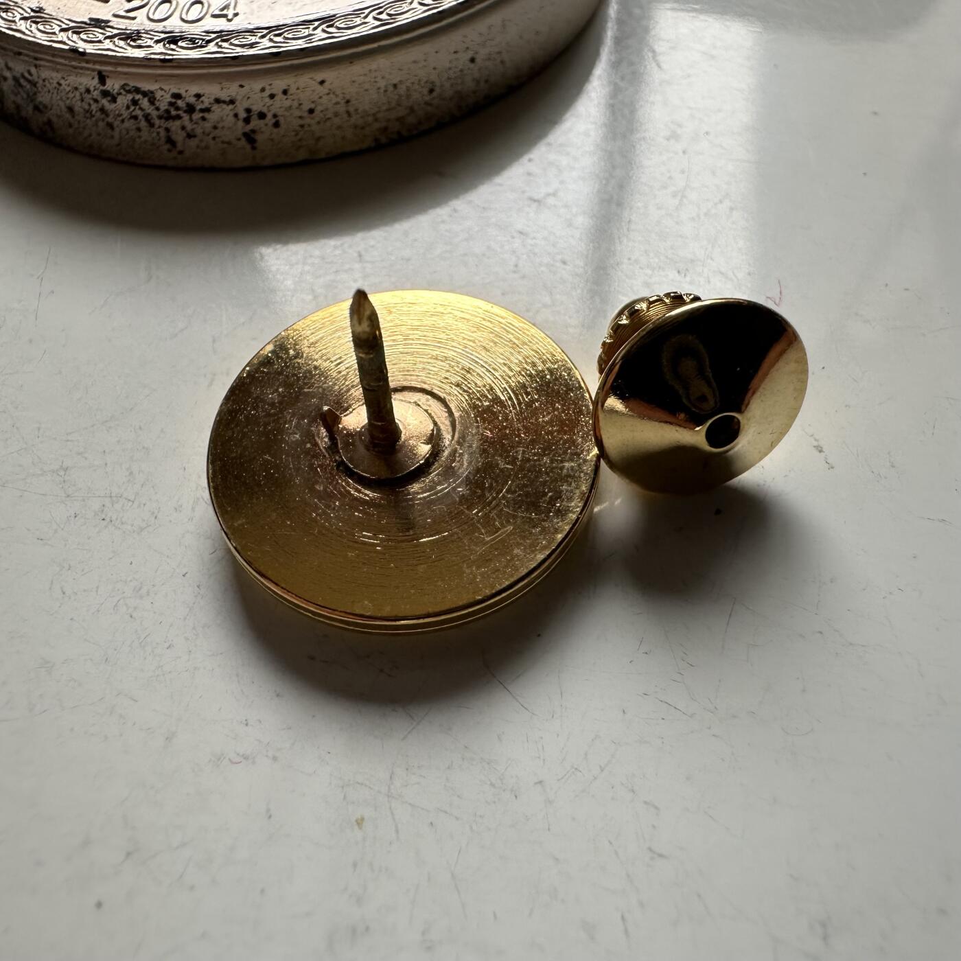 🌹外币初藏🌹🐯2026年第18场 快递将在12号停运 年前需发货的抓紧 ，年后正月十五恢复发货 2004年邓小平百年纯金胸章 0.3克999金