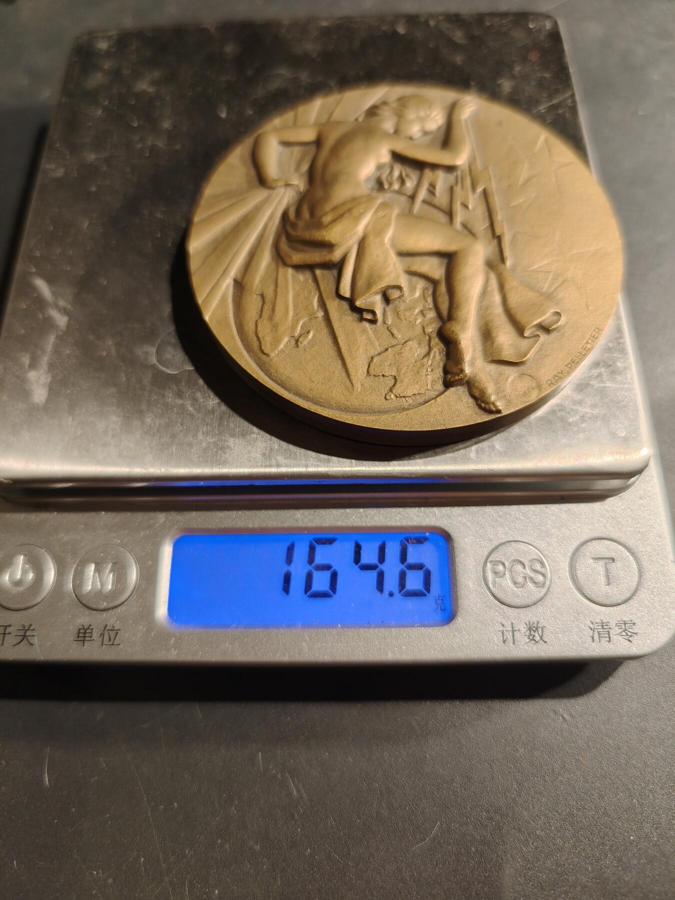 老王徽章第181期 1955年法国通用电气建设联盟大铜章     原盒     直径66mm    重量164.6g