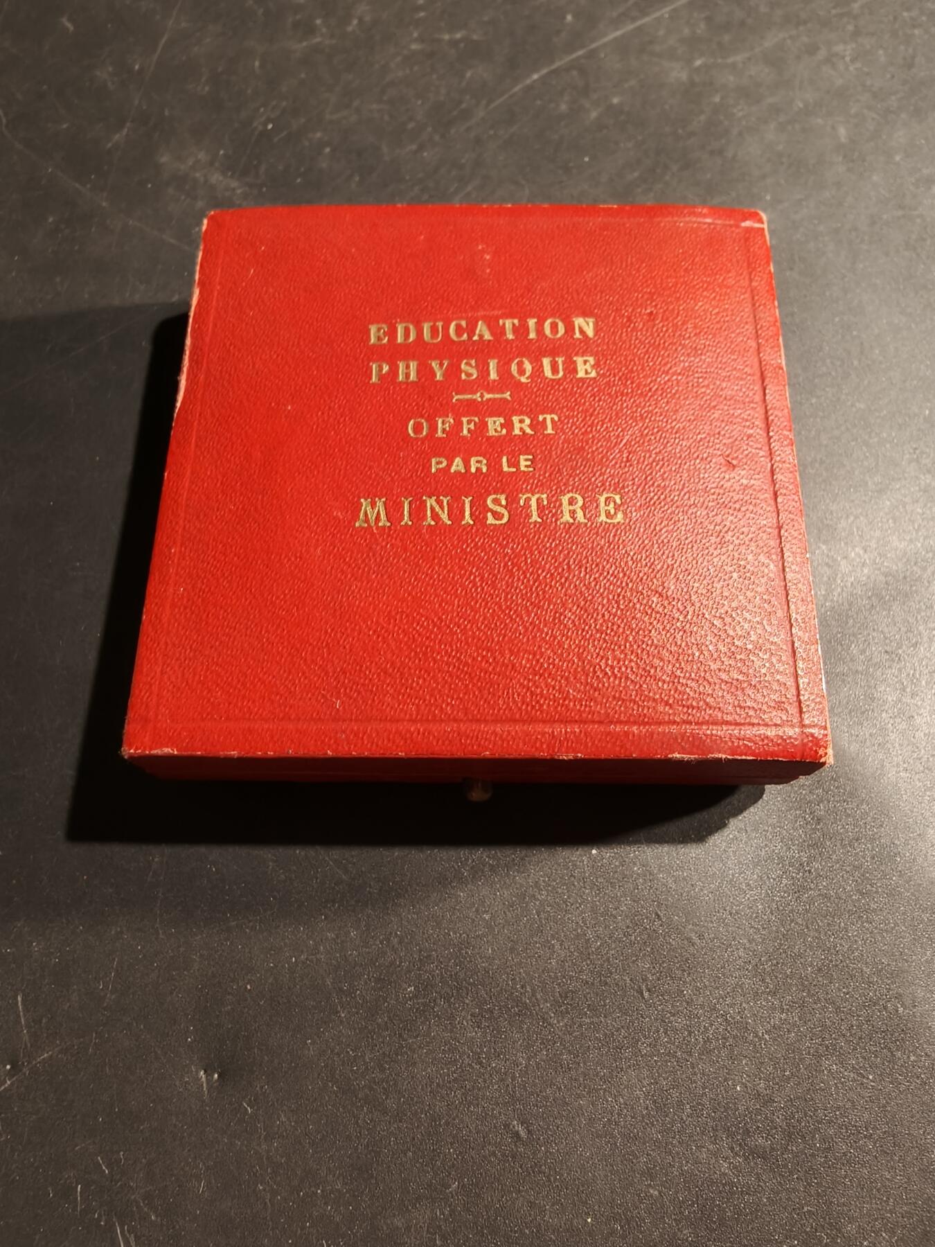 老王徽章第181期 法国体育教育委员会镀金大铜章     原盒     大师莫隆版     直径50mm    重量63.9g