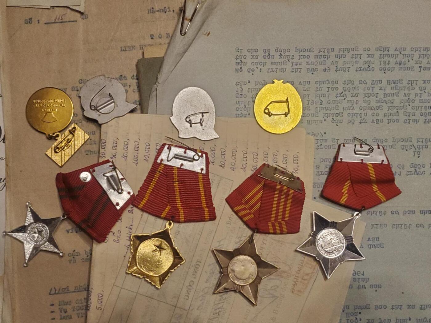 韵星假日军品类拍卖第40期 -- Rimey Holidays Militaria Auction 40 越南越战军官河内地区干部陈勇新大全套（详情见拍品介绍）