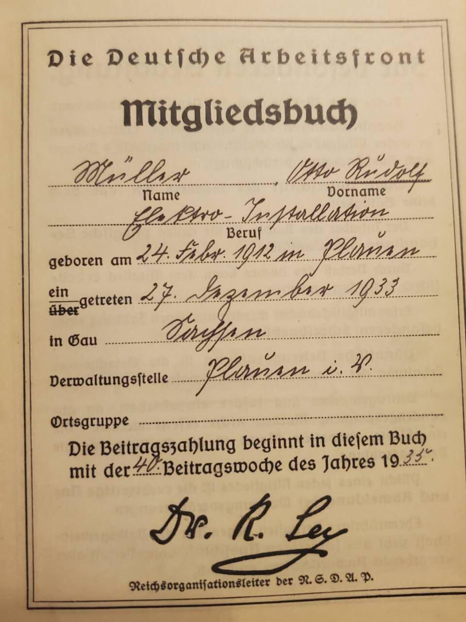 韵星假日军品类拍卖第40期 -- Rimey Holidays Militaria Auction 40 Nazi德国二战士兵穆勒鲁道夫套证 -- 带有nazi经典红本帝国劳工阵线证 1940二战时期枪械受训设计证书 1945-1946美国占领德国颁发战俘证明和释放证明 其家庭一战时期明信片 其本人二战时期军邮明信片等 原主出生于一战 在二战既有民事服务和军事服务 后被美军俘虏并释放 证书保存完好  