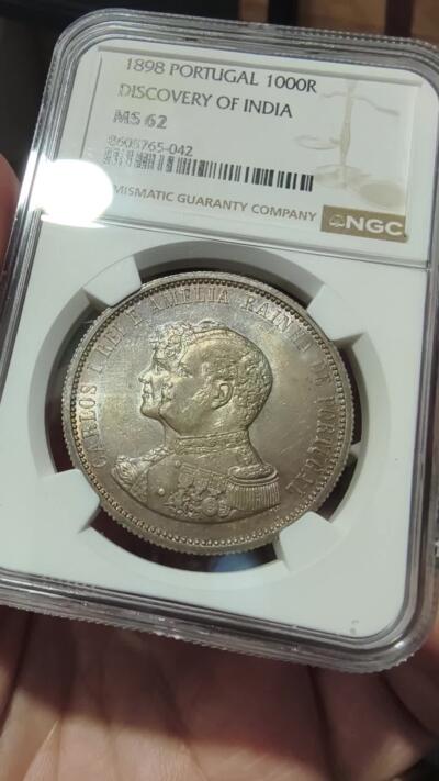 修遠堂世界钱币第104期 NGC MS62 1898 年葡萄牙发现印度 400 周年1000 瑞斯（Reis）纪念大银币，五彩