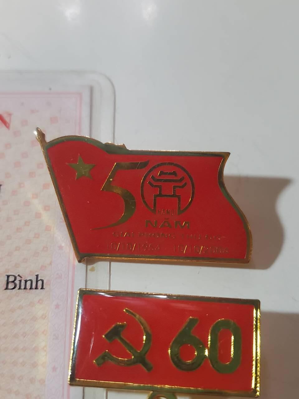 韵星假日军品类拍卖第40期 -- Rimey Holidays Militaria Auction 40 越南社会主义共和国河内首都地区老干部潘顺套章证-- 河内地区共产党代表大会证，河内建城五十年大会出席证章 光荣在党六十年奖章 一套好品