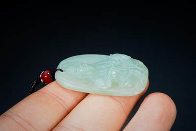 上海都达杂项专场三十四【年后发货全场包邮】  天然和田玉精雕《持莲观音》挂件 88-89